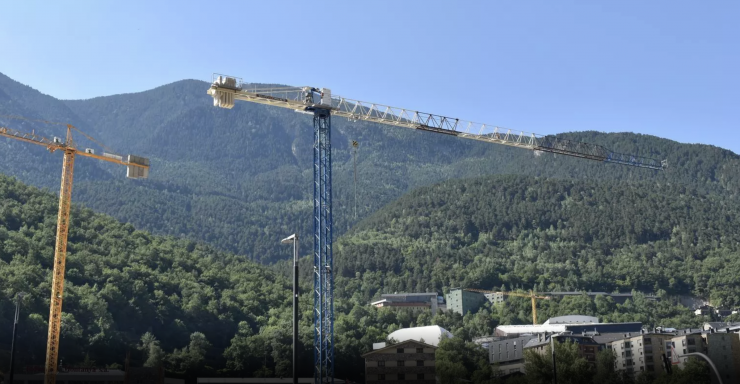 Grues de la construcció el centre d'Andorra la Vella.